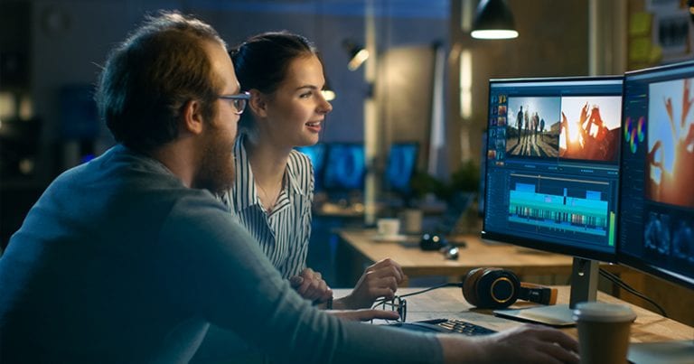 Des gens visionnant une vidéo (personnalisée)