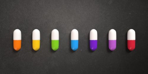 Une série de pilules colorées