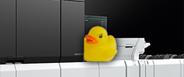 Un canard en plastique jaune posé sur une Fujifilm Revoria
