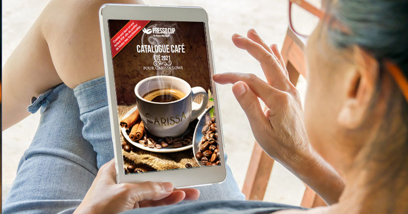 Carissa Lowe (la cousine américaine de Ginette Michu) parcourant le PDF interactif de son catalogue personnalisé
