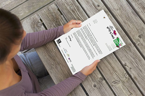 Une dame lisant son courrier personnalisé