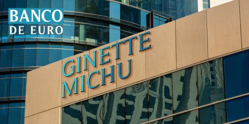 La fameuse Ginette Michu au fronton d'un immeuble