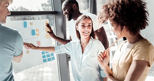 Des gens qui travaillent à construire un processus