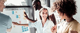 Des gens travaillent ensemble sur un processus