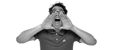 Un homme amplifiant sa voix
