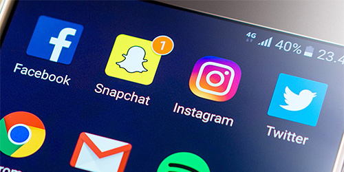 L'écran d'un téléphone portable rempli d'applications sociales