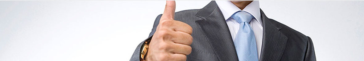Un homme en costume levant le pouce en signe de satisfaction